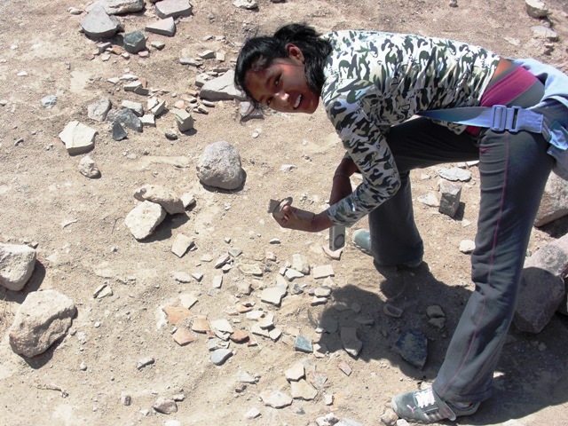 Ceramicas_Wari_-_Huari_en_la_ciudadela_Sagrada_arriba_del_Cerro._Foto_Giovanni_Pais_Becher._24_enero_2010