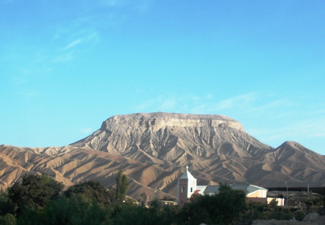 Cerro_Baul_y_la_eglesia._Foto_de_Giovanni_Pais_Becher._24_de_enero_2010