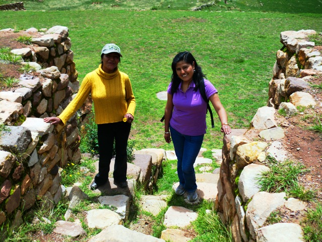 Visitando_el_importante_sitio_arqueologico_de_Pukara_con_Sandra_e_Rina._13_de_febrero_2011._Foto_de_Giovanni_Pais_Becher